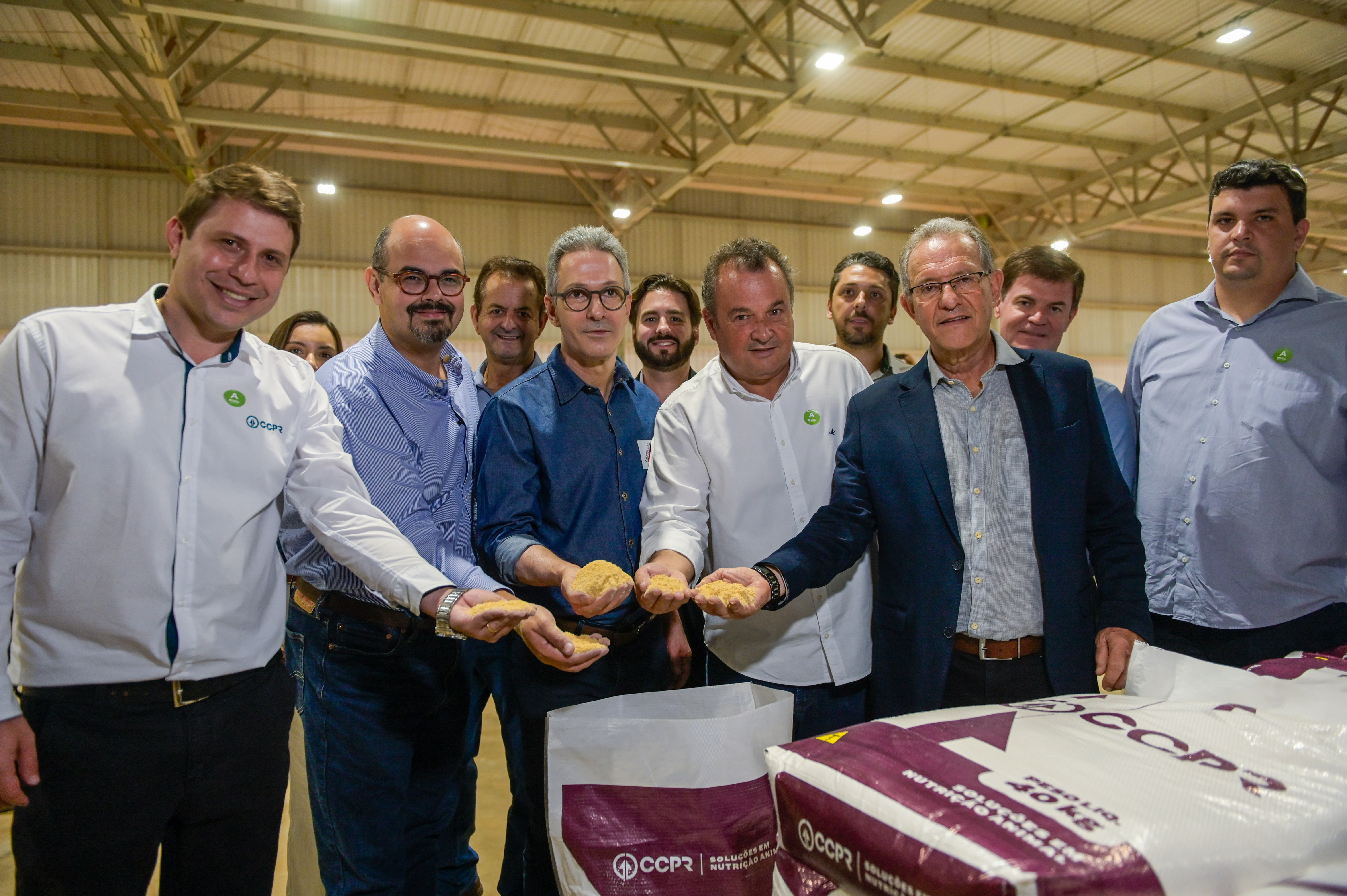 Da esquerda para a direita: César Lacerda, vice-presidente da CCPR, Mateus Simões, vice-governador de Minas Gerais; Romeu Zema, governador de Minas Gerais; Thales Fernandes, secretário de Estado de Agricultura, Pecuária e Abastecimento de Minas Gerais; Marcelo Candiotto, presidente da CCPR; e Luiz Paulo Guimarães, prefeito de Curvelo - Crédito: Gustavo Andrade/Divulgação CCPR